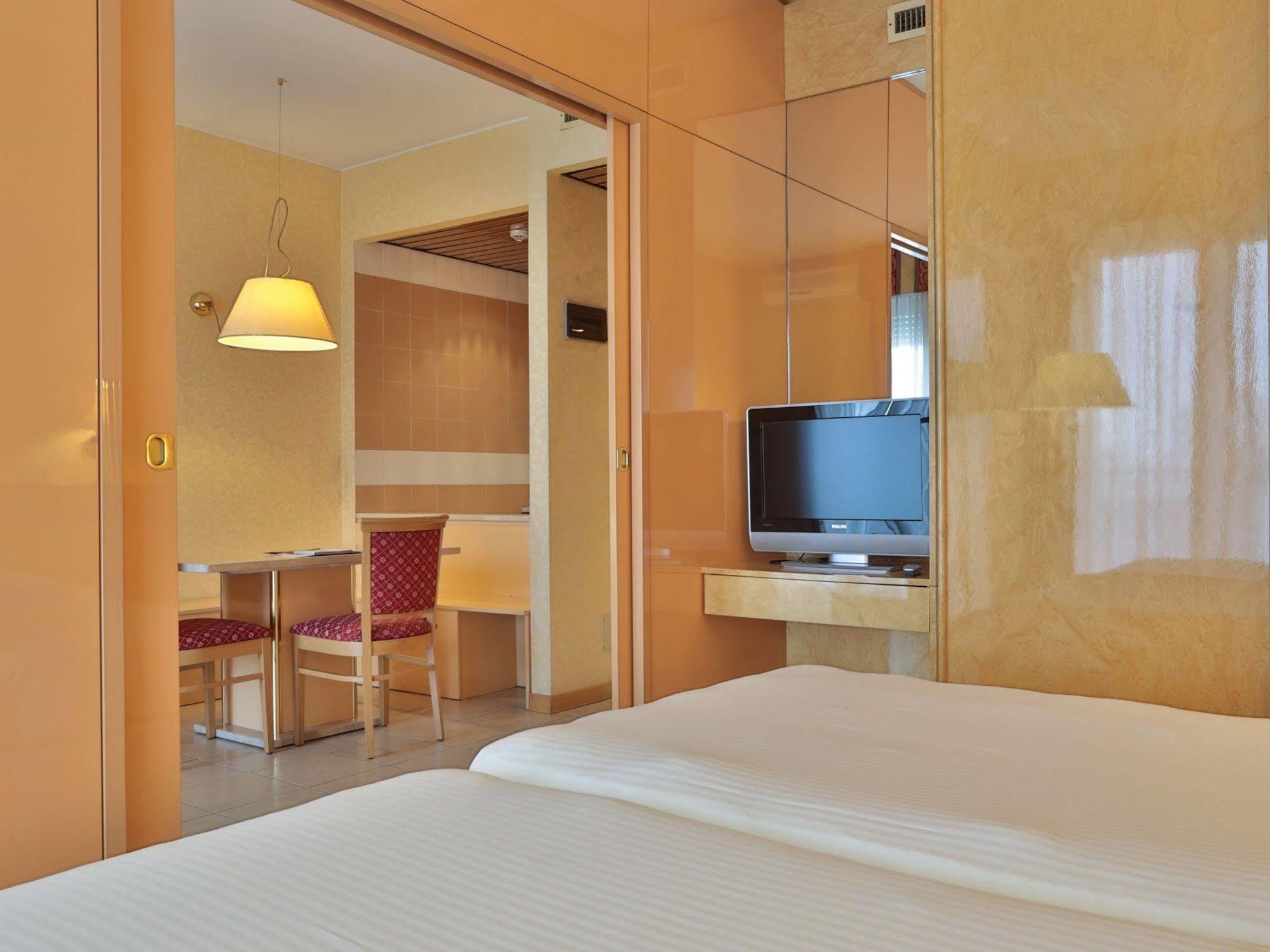 Unaway Hotel & Residence Quark Due Milano Exteriör bild